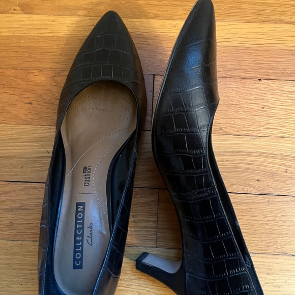 Clarks Black Leather Pump, 7.5 M - Picture 2 of 4